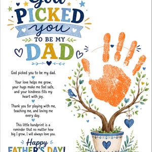 Puede incluir: Una lámina decorativa con el texto God Picked You To Be My Dad, un poema y espacios para firma y fecha. El diseño incluye un árbol con una huella de mano naranja como follaje, un pequeño pájaro azul y detalles de corazones azules.