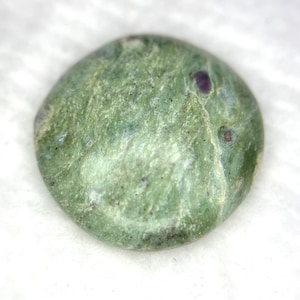 Naturlig rubin i fuchsit rund cabochon 27,10 karat 24x24x5 mm lös ädelsten | Rosa rubin grön fuchsit smyckessten