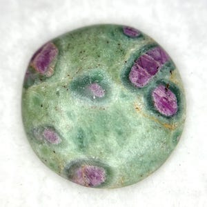 Naturlig rubin i fuchsit rund cabochon 23,40 karat 23x23x6 mm | Äkta rosa rubin grön ädelsten | Lös sten för smycken