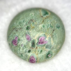 Naturlig rubin i fuchsit cabochon 31,70 karat rund lös ädelsten 24x24x5 mm | Rosa rubin grön sten för smyckestillverkning