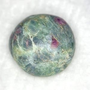 Naturlig rubin i fuchsit cabochon 23,70 karat rund lös ädelsten | 20x20x5 mm grönrosa rubinkristall för smyckestillverkning