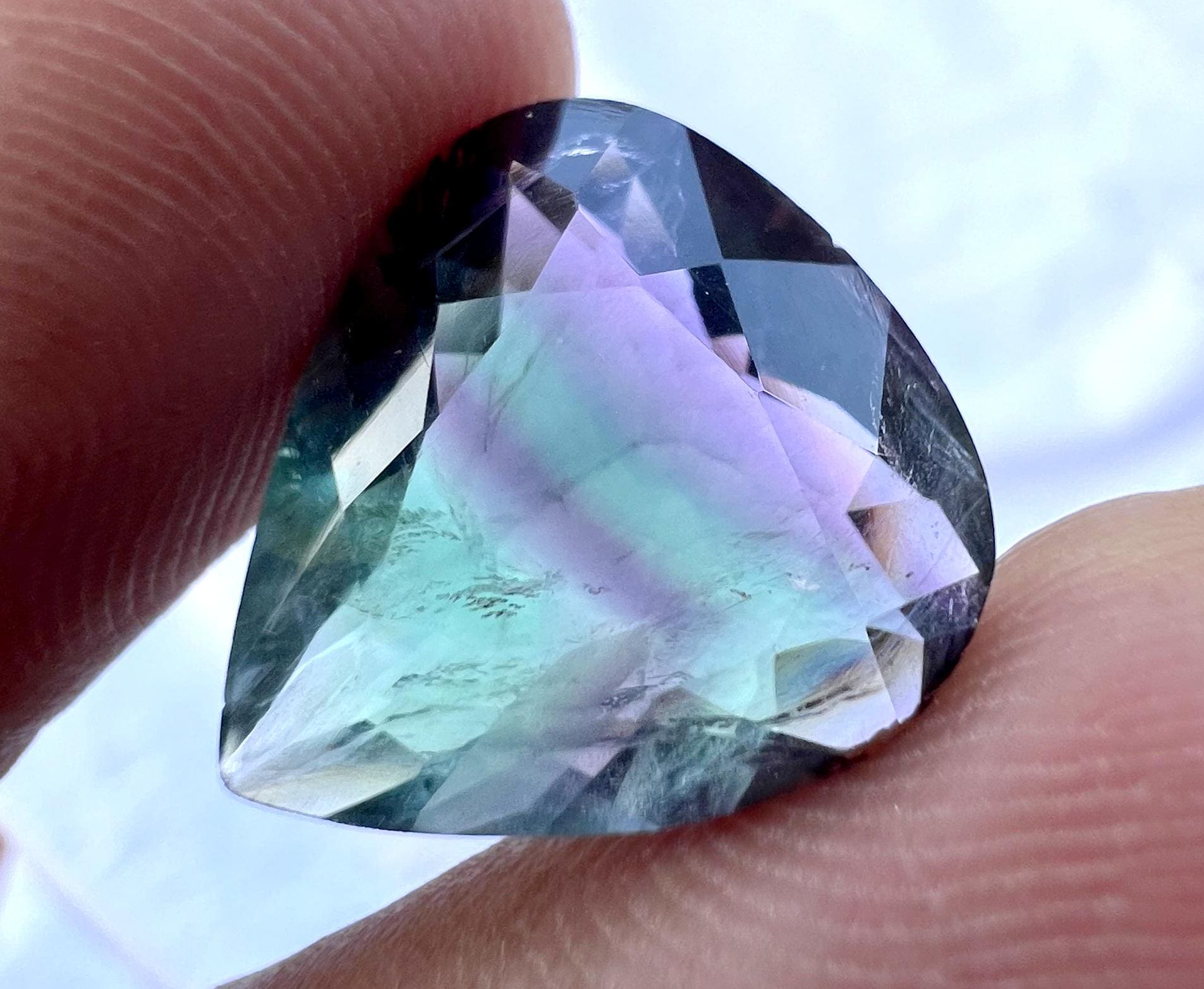 13.85カラット天然バイカラーフローライトハート、ファセットカット