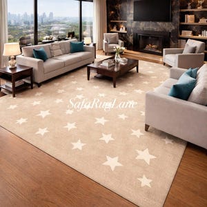 Könnte beinhalten: Beiger Teppich mit weißen Sternen in einem Wohnzimmer. Das Zimmer verfügt über helle Sofas, Sessel und einen dunklen Holztisch. Es gibt einen Kamin und große Fenster mit Blick auf eine Stadt.