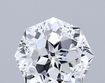 Può includere: Un diamante trasparente sfaccettato di forma ottagonale. Presenta numerose facce riflettenti, creando un brillante gioco di luce. Il diamante è posto su uno sfondo grigio chiaro.