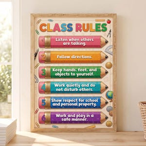 Op de afbeelding: Een rechthoekige poster met klasseregels met zes horizontale potloodvormige afbeeldingen in roze, oranje, groen, blauwgroen, blauw en paars. Elk potlood bevat een genummerde regel in witte tekst, omringd door kleine illustraties van schoolspullen.
