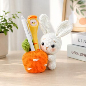 Haakpatroon pennenhouder konijntje en wortel – zelfstudie schattig amigurumi-konijn, cadeau-idee doe-het-zelfdecoratie, eenvoudig gehaakt dier voor interieur