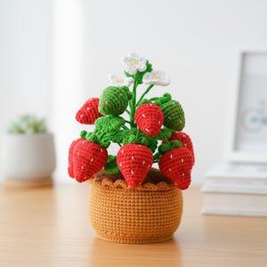 Op de afbeelding: Een witte keramische mok met een zwarte handgreep en de tekst "But First, Coffee" in een vetgedrukte, zwarte letter. De mok staat tegen een vage achtergrond. De mok is ongeveer 10 cm hoog.