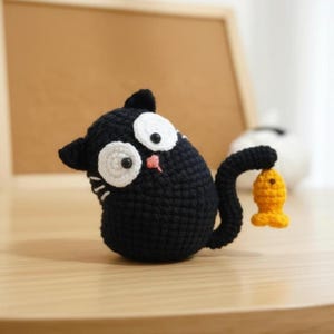 Wzór na szydełkowego, uroczego czarnego kota - brelok do kluczy z uroczym kotem Amigurumi w formacie PDF, wzór na szydełkowego małego kota, łatwy samouczek dla początkujących, jak zrobić szydełkowego kota