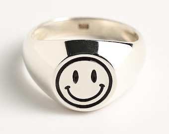 Srebrny pierścionek z uśmiechniętą buźką | Minimalistyczna biżuteria z motywem uśmiechniętej buźki