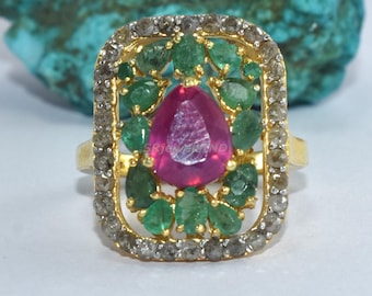 Anello artigianale in argento con pietre preziose naturali di rubino e smeraldo, audace gioiello da cocktail per donna - Argento 925 placcato oro
