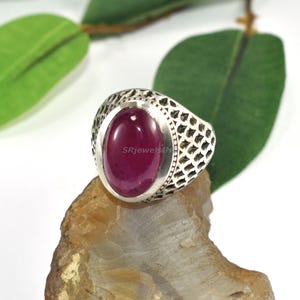 Pierścionek ze srebra próby 925 z naturalnym owalnym rubinem w kształcie kaboszonu – szeroki pierścionek z filigranowym wzorem vintage – ręcznie robiony pierścionek z wyrazistym wzorem – prezent dla niej lub dla niego