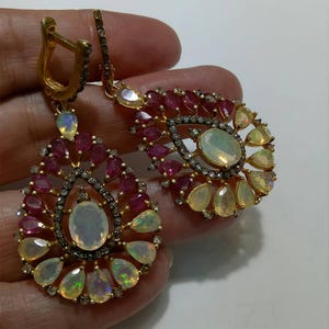 Kolczyki wiszące z naturalnym opalem i rubinem, srebro próby 925, diamenty, wielokamienny klaster