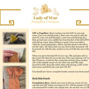 Może przedstawiać: Przewodnik po wzorach szydełkowych zatytułowany "Lady of War Pumpkin Crochets" z instrukcjami i diagramami. Przewodnik zawiera zdjęcie ukończonego projektu szydełkowego i instrukcje krok po kroku.