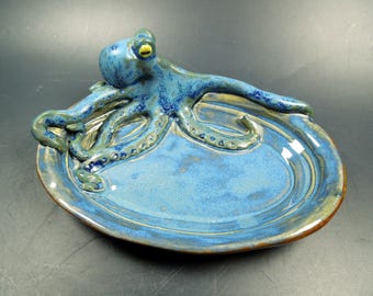 Pulpo azul sobre plato ovalado azul