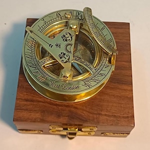 Antiek messing zonnewijzerkompas met houten kist | Nautisch kompas | Gepersonaliseerde gegraveerd kompascadeau voor ontdekkingsreizigers en verzamelaars