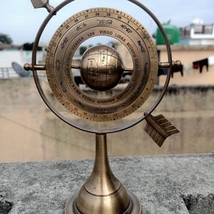 Maritime Armillarsphäre aus Messing mit Pfeil, maritimer Astrolabium Globus, Geschenk für sie, Tischdekoration, Tischdekoration