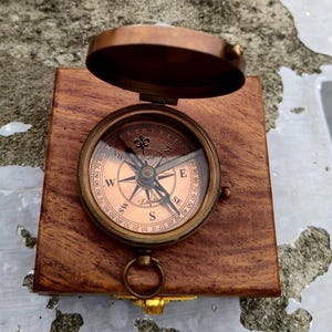 Gepersonaliseerde koperen zonnewijzerkompas met houten kist: nautisch decor