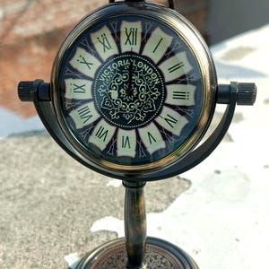 Horloge de table en laiton de style victorien : montre de bureau à chiffres romains