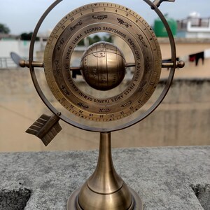 Antiker Messing Armillarbereich mit Pfeil - Nautischer Astrolabium Globus, Tischdekoration, Tischdekoration, Geschenk für Sie