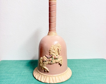 Campanello vintage in porcellana rosa a forma di cavallo da giostra, anni '70 e '80, in ceramica, femminile, stravagante e chic.
