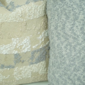 Ivoorkleurige bouclé kussensloop: neutraal getextureerde Euro-decor, boho-decor