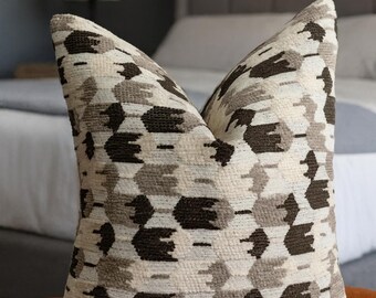 Funda de almohada tribal con diseño geométrico étnico turco Kilim.