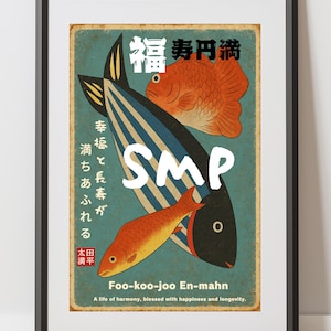 以下が含まれることがあります： オレンジ、青、黒の色合いの3匹の様式化された魚が、ターコイズブルーの背景に描かれたヴィンテージスタイルのポスター。ポスターには日本語のテキストと英語のフレーズ「Foo-koo-joo En-mahn」が含まれています。