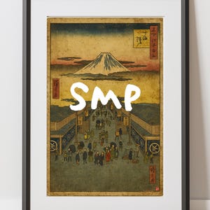 以下が含まれることがあります： 山と賑やかな通りのシーンを描いた日本の木版画の額入りプリント。プリントは、くすんだ色と伝統的な日本の建築的詳細を備えたヴィンテージの美学を持っています。「SMP」という単語が画像に重ねられています。