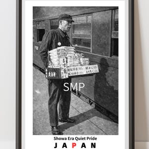 Puede incluir: Impresión en blanco y negro de un hombre con uniforme que lleva cajas de comida en un andén. La imagen incluye texto japonés y las palabras "Showa Era Quiet Pride" y "JAPAN".
