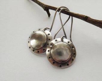 Pendientes colgantes con círculo de plata esterlina ? Pendientes de plata con cúpula martillada ? Pendientes de caída de círculo ? Pendientes de plata oxidada ? Artesanal