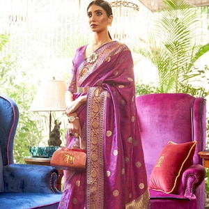 Sari in seta viola: tessitura Zari, design floreale, sari da matrimonio indiano