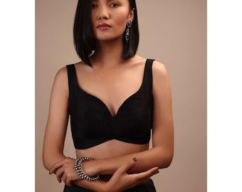 Blusa de sari de seda cruda negra: escote corazón, sin mangas, hecha a medida con cierre de gancho en la espalda.