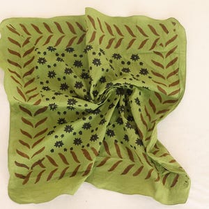 Weiches Bandana aus 100% Baumwolle, natürliches Bandana mit Bio-Handblockdruck, stilvolles Bandana für Frauen, moosgrünes Blumen-Bandana, Kopftuch für Frauen