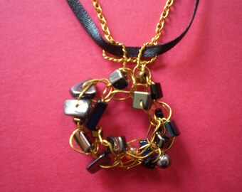 Elegant pendant in black and gold.
