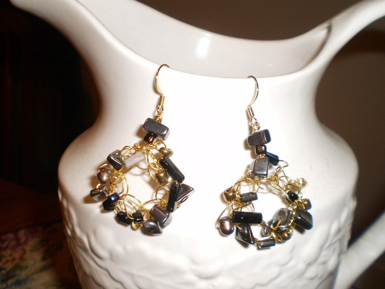 Unique Elegant Dangle Earrings in Black and Gold. Bild 1