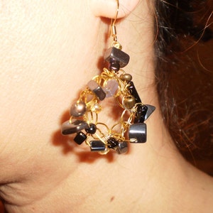 Unique Elegant Dangle Earrings in Black and Gold. Bild 2