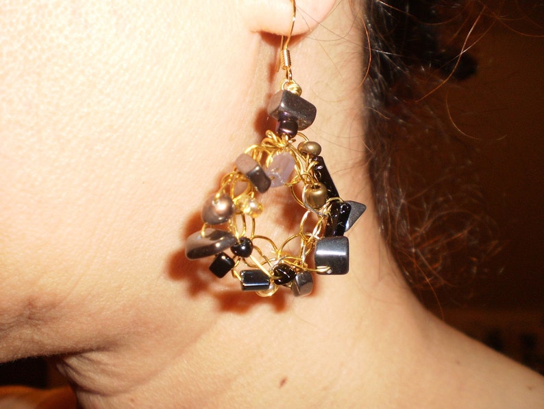 Unique Elegant Dangle Earrings in Black and Gold. Bild 2