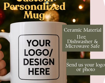 Könnte beinhalten: Weiße Keramik-Tasse mit Platz für ein individuelles Logo oder Design. Die Tasse ist 312g und aus Keramik. Der Text auf der Tasse lautet "YOUR LOGO/ DESIGN HERE". Die Tasse ist spülmaschinen- und mikrowellengeeignet.