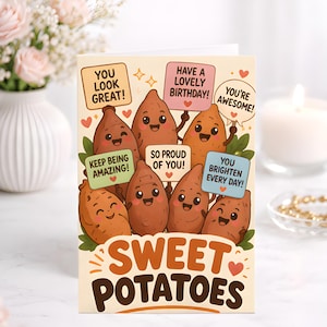 Könnte beinhalten: Eine Grußkarte mit Cartoon-Süßkartoffeln, die Sprechblasen halten. Der Text enthält Sätze wie „Du siehst toll aus!“ und „Hab einen schönen Geburtstag!“. Das Design der Karte ist hellbeige mit braunen und orangefarbenen Akzenten.