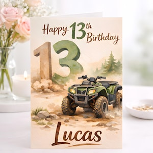 Könnte beinhalten: Geburtstagskarte mit einer Aquarellillustration. Die Karte trägt die Aufschrift "Happy 13th Birthday Lucas". Das Bild zeigt ein grünes Quad, das auf einem Feldweg fährt, mit der Zahl 13 im Hintergrund.