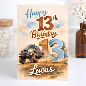 Könnte beinhalten: Geburtstagskarte mit Aquarelldesign. Die Karte zeigt einen braunen Geländewagen, der Staub aufwirbelt, mit den Worten "Happy 13th Birthday Lucas" in blauer und brauner Schrift. Der Hintergrund hat einen Aquarelleffekt.