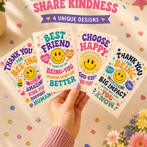 Könnte beinhalten: Ein Set aus vier rechteckigen Grußkarten mit bunter Typografie und gelben Smiley-Grafiken. Die Karten zeigen Botschaften wie Thank You For Bee-ing, Best Friend, Choose Happy und Thank You For Being.