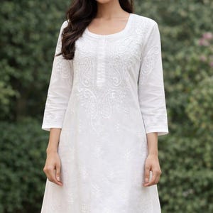 TheRiwazChikankari / Conjunto de Kurti de algodón Chikankari blanco para mujer / Conjunto de Kurta de algodón blanco bordado para niñas / Vestido étnico blanco para fiestas imagen 2