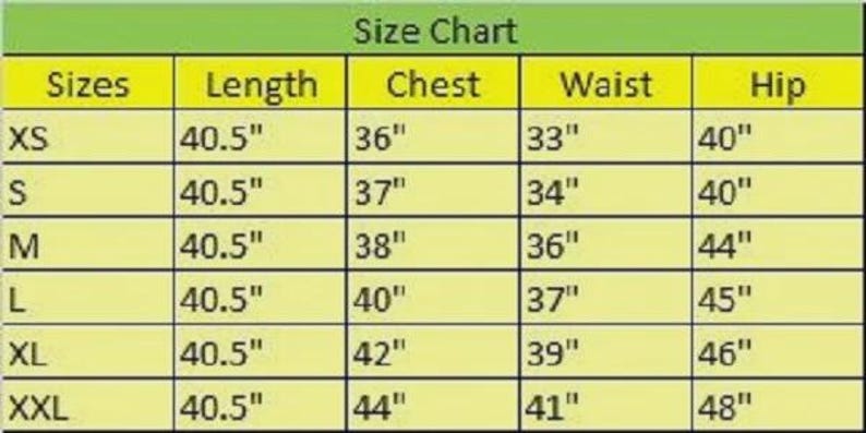 Puede incluir: Una tabla de tallas con medidas en pulgadas. La tabla incluye tallas XS a XXL, con medidas correspondientes para largo, pecho, cintura y cadera. El largo es de 102,87 cm para todas las tallas. Las medidas de pecho var&iacute;an de 91,44 a 111,76 cm.