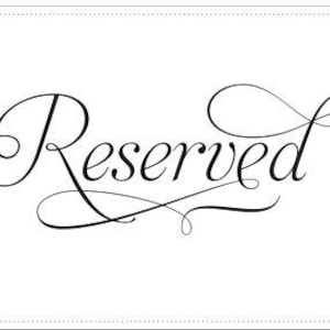 Puede incluir: Un letrero rectangular blanco con la palabra Reserved escrita en una caligrafía cursiva negra, elegante y fluida. El letrero está bordeado por una fina línea negra punteada que enmarca el texto central, creando una presentación visual limpia.