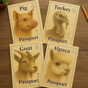 Op de afbeelding: Vier beige dierenpaspoortkaarten met illustraties van een varken, kalkoen, geit en alpaca. Elke kaart heeft de naam van het dier bovenaan en het woord "Paspoort" onderaan. De kaarten liggen op een houten oppervlak.