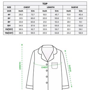 Puede incluir: Diagrama de una parte superior de pijama de sat&eacute;n para ni&ntilde;os con medidas de pecho, largo y manga en pulgadas y cent&iacute;metros. Las tallas van de 4Y a YM(14Y). El texto "ALL-OVER PRINT KID SATIN PAJAMAS SET" est&aacute; en la parte superior.