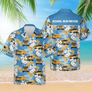 Puede incluir: Una camisa hawaiana azul claro con un estampado de autobuses escolares amarillos, flores blancas y amarillas y un fondo de agua azul. La camisa tiene el texto "SCHOOL BUS DRIVER" en la espalda y "NAME YOUR" en las mangas.