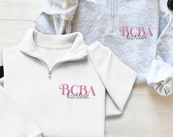 Sudadera con cremallera de un cuarto de BCBA bordada y personalizada, suéter de analista de comportamiento personalizado, regalo de BCBA, regalo de graduación para la oficina de BCBA