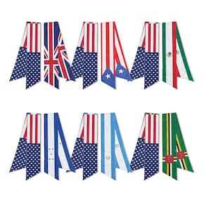 Può includere: Una collezione di sciarpe decorative con varie bandiere nazionali. Le sciarpe mostrano le bandiere di Stati Uniti, Regno Unito, Messico, Honduras, Guatemala e Dominica, con la bandiera americana in evidenza.